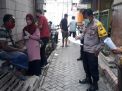 SEMANGATNYA KAPOLSEK ASEMROWO BERI PELAYANAN VAKSINASI DOOR TO DOOR KE WARGANYA