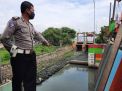 Polsek Kenjeran Lakukan Pemantauan Pintu Air di Jeblokan, Antisipasi Terjadinya Banjir
