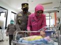 Polri Peduli Kemanusiaan, Kapolres Blitar Kota Jenguk Bayi Yang di Buang di Depan sebuah Toko