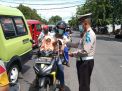 Polsek Krembangan Bagi-Bagi Masker Kepada Warga di Jalan Gresik