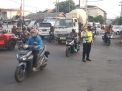 Unit Lantas Polsek Asemrowo Pantau Arus Lalu Lintas Di Tambak Mayor