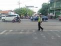 Polsek Krembangan Lakukan Pengaturan Pagi, Pantau Arus Lalu Lintas dan Bantu Keberangkatan Pegawai