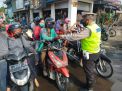 Personil Lantas Polsek Asemrowo Gelar Ops Zebra Semeru, Atur Lalu Lintas dan Bagikan Masker Secara Gratis