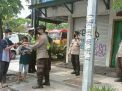 Panit Binmas Krembangan Bersama Personil Bhabinkamtibmas Bagikan Masker Kepada Bonek Mania di Sekitar Jalan Dupak