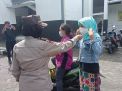 Polsek Kenjeran Lakukan Bagikan Masker Secara Gratis, Wujud Peduli Kepada Masyarakat Turunkan Angka Penyebaran Covid-19