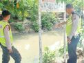 Pemantauan Debit Air Dilakukan Personil Polsek Semampir, Antisipasi Terjadinya Bencana Banjir