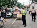 Polsek Semampir Bagikann Masker Secara Gratis Kepada Masyarakat Sekaligus Ingatkan Protokol Kesehatan