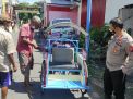 Aksi  Kapolsek Mojoroto Polres Kediri Kota, Belikan Becak Baru Untuk Ponijan Yang Menjadi Korban Pencurian Becak
