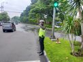 Polsek Asemrowo Lakukan Pengaturan Lalu Lintas Pagi, Bantu Keberangkatan Pekerja di Pagi Hari