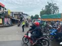 Personil Lantas Polsek Asemrowo Atur Lalu Lintas Pagi, Bantu Keberangkatan Pekerja