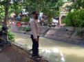 Pantau Ketinggian Debit Air Sungai Pegirian, Personil Polsek Semampir Antisipasi Terjadinya Banjir