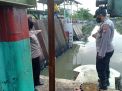 Polsek Kenjeran Lakukan Pengecekan Debit Air, Waspada Terjadinya Bencana Banjir
