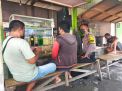 Bhabinkamtibmas Sukolilo Cangkruk Bersama Warga, Ingatkan Untuk Selalu Patuhi Peraturan Prokes