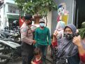 Polsek Asemrowo Bagikan Masker Secara Gratis Sekaligus Himbau Masyarakat Taati Peraturan Prokes