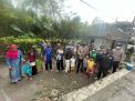 Saat cek lokasi pengungsian di Pronojiwo, Kapolda Jatim sempatkan bercengkrama dengan anak-anak sekitar lereng Semeru