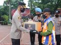 Kapolres Malang Berikan Penghargaan kepada Pak Yit, Penjaga Perlintasan KA Kuncoro