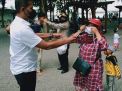 Polsek Kenjeran Laksanakan Giat Pembagian Masker Kepada Pengunjung Wisata Kenjeran