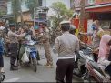 Polsek Asemrowo Lakukan Giat Bagi-Bagi Masker Untuk Pengguna Jalan Asemraya