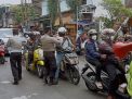 Polsek Asemrowo Lakukan Operasi Yustisi Sekaligus Bagikan Masker Secara Gratis Kepada Masyarakat