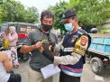Bhabinkamtibmas Pegirian Lakukan Sosialisasi Aplikasi Peduli Lindungi Kepada Masyarakat