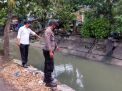 Polsek Semampir Lakukan Pengecekan Debit Air Sungai Pegirian, Antisipasi Terjadinya Banjir