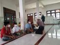 Bhabinkamtibmas Kelurahan Asemrowo Bagikan Masker Kepada Jamaah Masjid