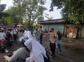 Bhabinkamtibmas Asemrowo Laksanakan Giat Pengaturan Lalu Lintas, Pastikan Arus Lancar