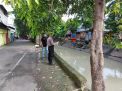 Polsek Semampir Lakukan Pengecekan Debit Air Sungai Pegirian Waspada Terjadinya Banjir