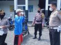 Polsek Kenjeran Lakukan Pembagian Masker Kepada Masyarakat Umum di Pasar Surya Nambangan
