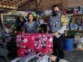 Trenyuh Pak Bhabin Polres Pacitan Bripka Latip Utomo Bantu Kasur Disabilitas Penyakit Saraf Otak