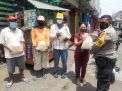 Bhabinkamtibmas Krembangan Bagikan Bantuan Sosial Kepada Warga Krembangan