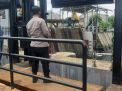 Personil Polsek Kenjeran Rutin Lakukan Pengecekan Debit Air, Waspada Terjadinya Bencana Banjir