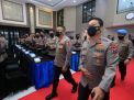 Kunker ke Polda Jatim, Kadiv Propam Polri Irjen Ferdy Sambo beri penghargaan kepada anggota Bidpropam dengan kinerja terbaik