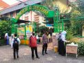Bhabinkamtibmas Asemrowo Lakukan Pengaturan Terhadap Siswa-Siswi Yang Masuk Sekolah, Berikan Himbauan Protokol Kesehatan
