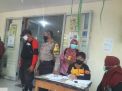 Pengamanan Vaksinasi Untuk Masyarakat Umum Rutin Dilakukan Polsek Kenjeran di Puskesmas Kenjeran