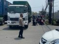 Personil Polsek Krembangan Lakukan Pengaturan Lalu Lintas, Cegah Kemacetan