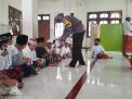 Bhabinkamtibmas Kelurahan Asemrowo Laksanakan Sholat Jumat Bersama Warga Sekaligus Beri Himbauan Patuh Protokol Kesehatan