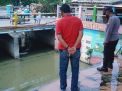 Personil Polsek Kenjeran Rutin Cek Debit Air, Waspada Terjadinya Banjir