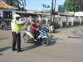 Polsek Asemrowo Lakukan Pengaturan Lalu Lintas, Pastikan Tidak Terjadi Kemacetan