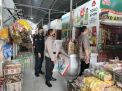 Bhabinkamtibmas Takal Kedinding Lakukan Kunjungan Ke Pasar, Himbau Pedagang dan Pembeli Untuk Mematuhi Peraturan Protokol Kesehatan