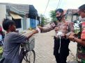 Personil Polsek Asemrowo Bagikan Masker Gratis Kepada Warga dan Anak-Anak, Ingatkan Peraturan Prokes