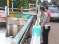 Pemantauan Debit Air Rutin Dilakukan Polsek Kenjeran, Antisipasi Terjadinya Banjir