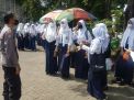 Polsek Asemrowo Lakukan Pengaturan Pulang Sekolah di Sekolah Menengah, Pastikan Siswa Siswi Patuhi Protokol Kesehatan