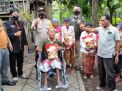 Bhabinkamtibmas Polres Situbondo dan Persatuan Advokat Indonesia Pasuruan Wujudkan Mimpi Kakek Parto Miliki Kursi Roda