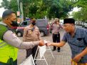 Polsek Semampir Bagikan Masker Secara Gratis Kepada Jamaah Yang Masuk Ke Masjid Ampel