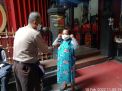 Bhabinkamtibmas Kelurahan Nyamplungan Lakukan Pengecekan Barcode di Klenteng Hok Tiek Yan Sekaligus Himbau Masyarakat Untuk Patuhi Protokol Kesehatan