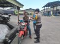 Bhabinkamtibmas Tambak Sarioso Sambang Ke Pergudangan Langon, Ingatkan Peraturan Protkol Kesehatan Sekaligus Bagikan Masker Gratis