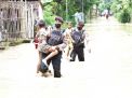 Polres Ponorogo Bantu Evakuasi Korban Bencana Banjir Di Ngasinan Jetis