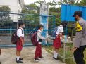 Bhabinkamtibmas Asemrowo Lakukan Pemantauan Terhadap Siswa-Siswi Yang Masuk Sekolah, Pastikan Patuhi Peraturan Protokol Kesehatan