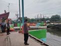 Pengecekan Debit Air Rutin Dilakukan Polsek Asemrowo, Antisipasi Terjadinya Banjir